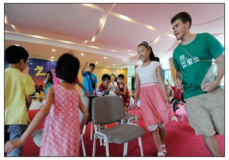 騰沖拓展企業(yè)拓展室內(nèi)經(jīng)典項(xiàng)目--室內(nèi)經(jīng)典互動(dòng)小游戲《搶凳子》