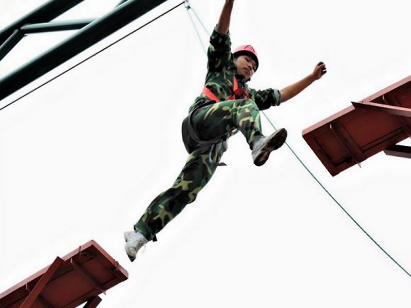 騰沖團隊野外拓展活動騰沖公司拓展培訓高空項目《高空斷橋》