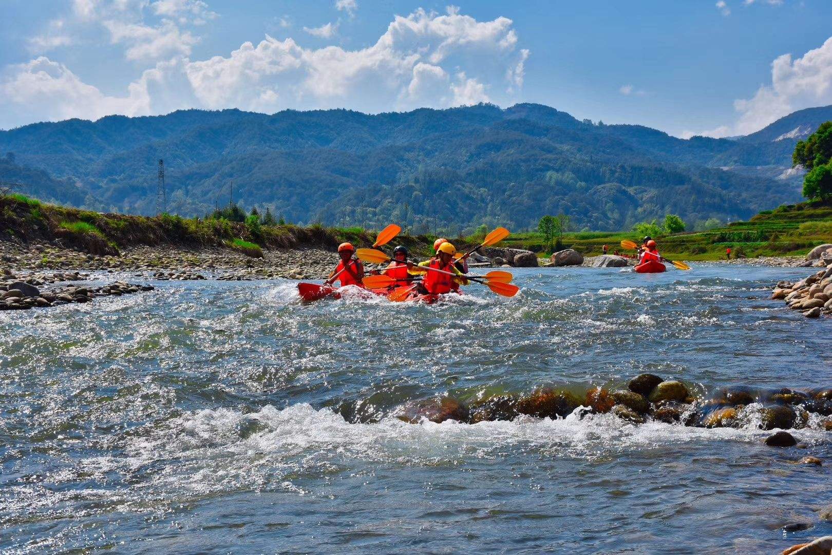 騰沖龍川江漂流拓展項(xiàng)目
