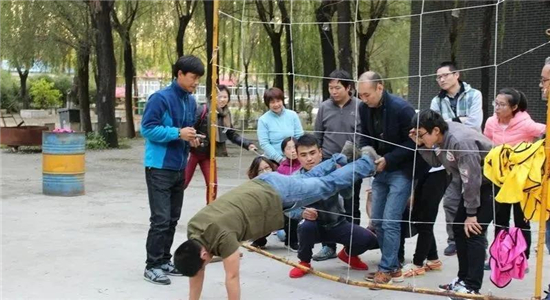 騰沖戶外經(jīng)典團隊拓展項目推薦：團隊拓展訓練項目《穿越電網(wǎng)》